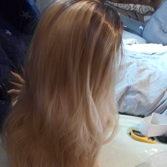 28" SYNTHETIC HONEY BLONDE WIG - Picture 2 of 3